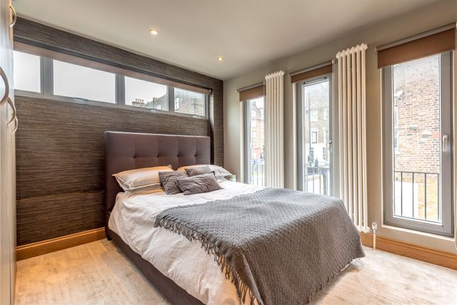 Town house to rent in St Clements Street, Barnsbury, London