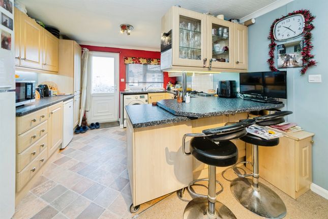 11, Laburnum Court, Horley photo 4