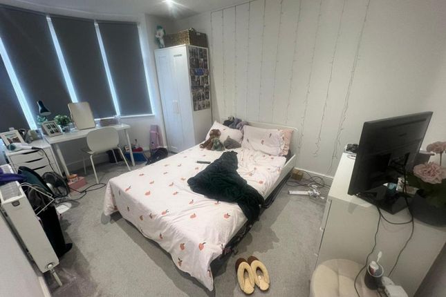 A Cozy Double Bedroom With Ample Natural Light, Pe...