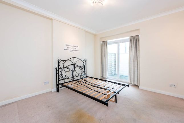 Thumbnail Flat for sale in St Georges Square, Pimlico, London