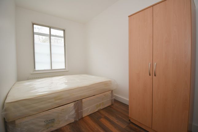 Thumbnail Room to rent in New Broadway, Ealing