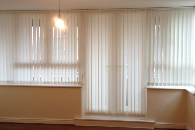 Flat to rent in Barons Court, Burton-On-Trent