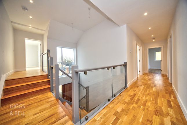 8 Wendover Way, Luton, Bedfordshire photo 3