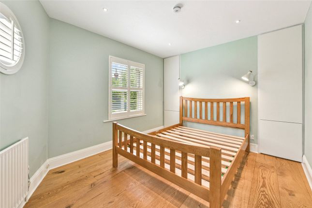 37, Rowena Crescent, London photo 4