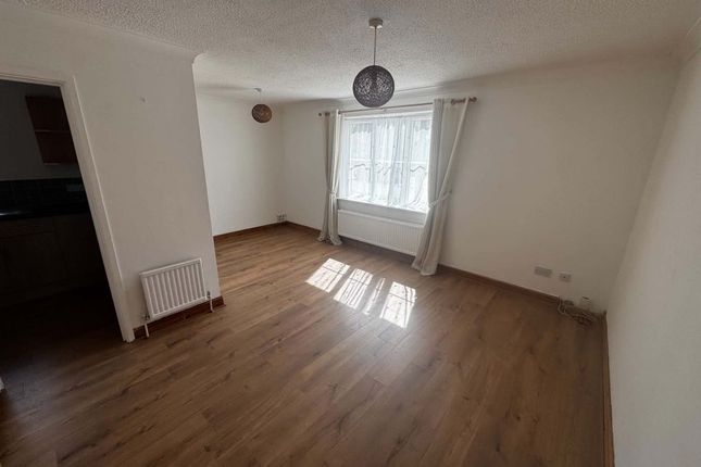 10, St Thomas Court, Thatcham photo 2