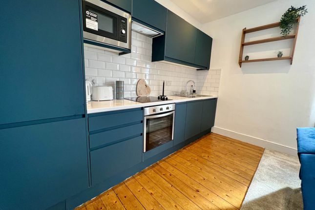 Flat B, Willingdon Road, London photo 2