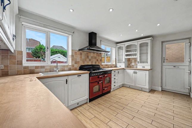 8, Beacon Close, Huntingdon photo 4