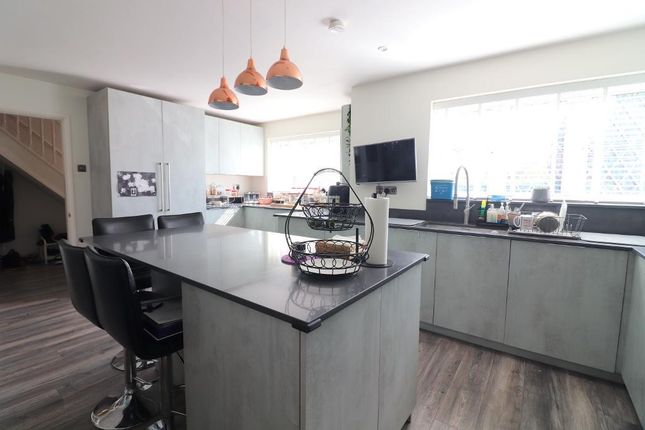 70, Kirby Drive, Luton photo 4
