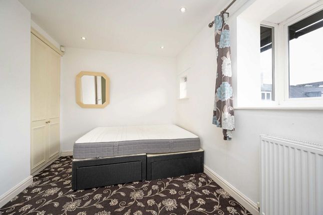 Terraced house to rent in Da Gama Place, London