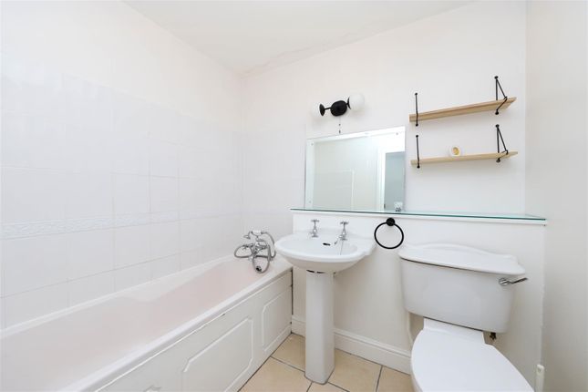 Flat 21, Waterford House, Thorney Mill Road, West Drayton photo 4