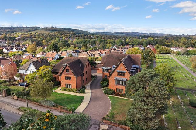 2-bed flat on Ashurst Place, Surrey, £400,000