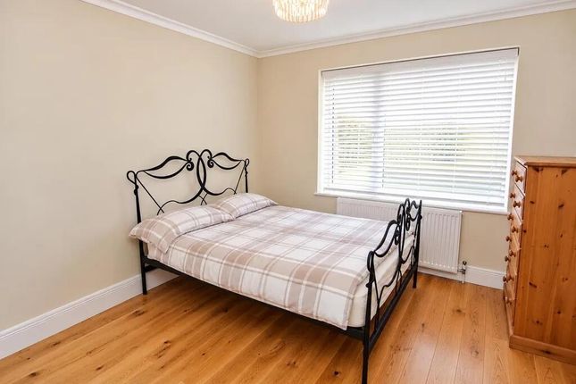 12, Greenacre Court, Egham photo 4