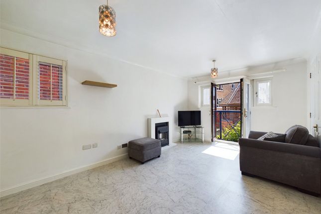 Flat for sale in Talbot Court, Reading, Berkshire