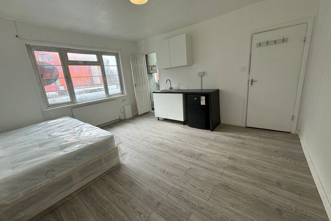 Village Way East, Rayners Lane photo 2