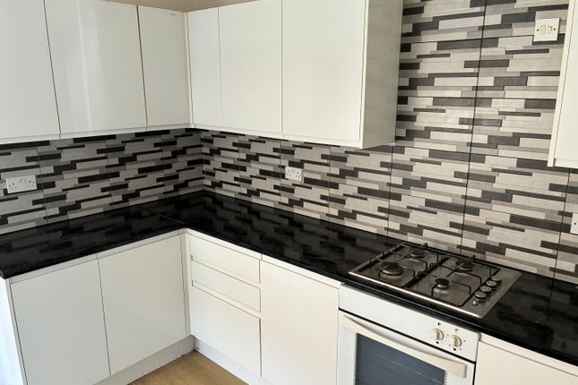 6-bed house on 76, Bedford, £2,800/mo