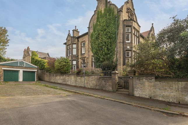 18, Park Drive, Huddersfield photo 3