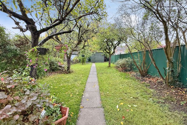 18 Ashclose Avenue, Leicester photo 2