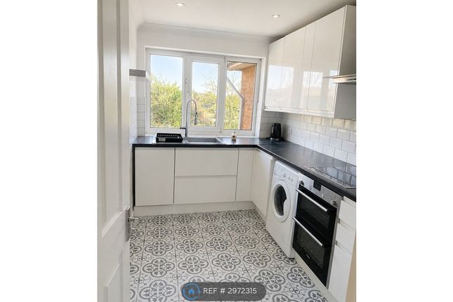 Flat, Downside Court Nutfield Road, Redhill photo 4