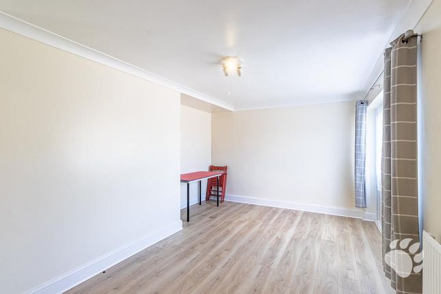 336, The Knares, Basildon photo 4