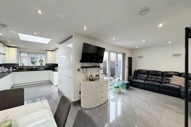 43 Fairmead Crescent, Edgware photo 2