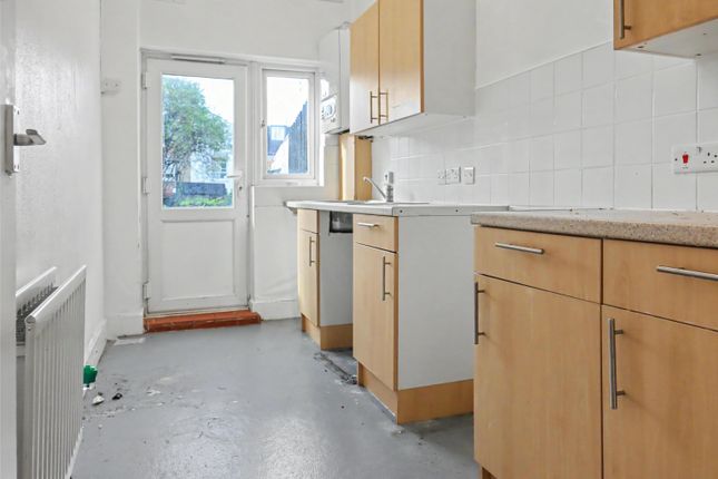 158 Flat 2, Bedford Hill, London photo 4