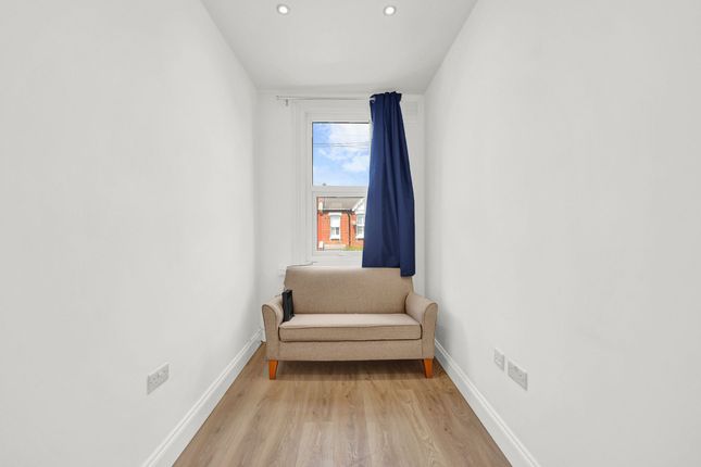 109a Deacon Road, London photo 4