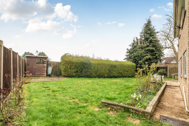 5, Elm Tree Close, Chertsey photo 2