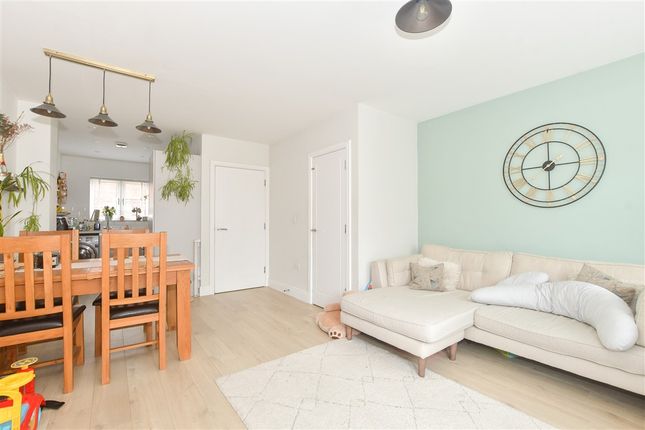 White Close, Horley photo 4