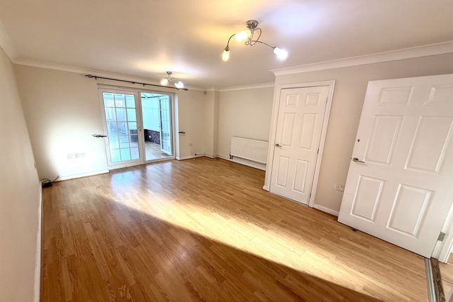 13, Farrier Close, Sale photo 2