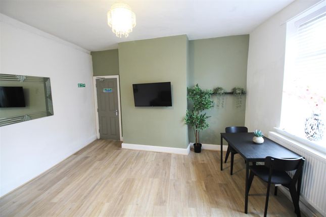 Room 5, 254a, Shaw Road, Oldham photo 4