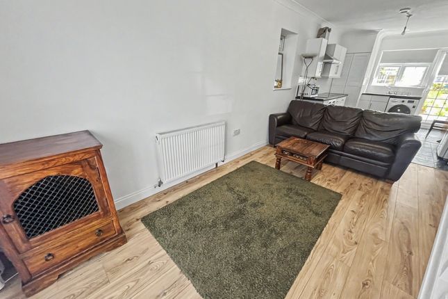 42b, Pitts Road, Slough photo 4