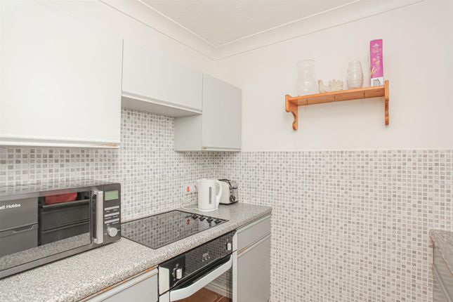 30, Chamberlaine Court, Banbury photo 4