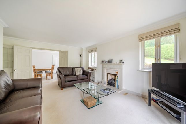 9, Woodrough Copse, Guildford photo 4