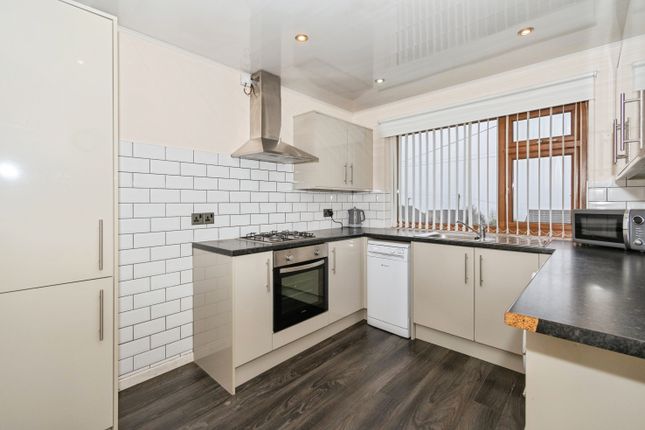 8, Watty Hall Avenue, Bradford photo 4