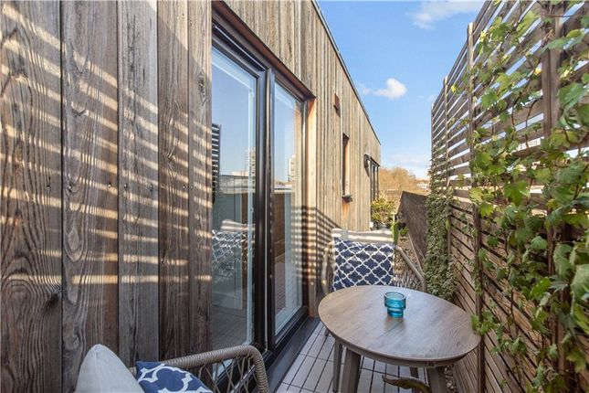 Flat 9, 186, Warham Street, London photo 3