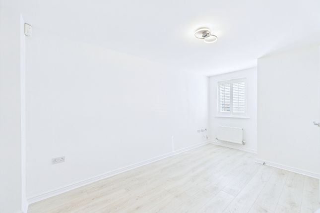 22 Sanderling Close, East Tilbury, Essex photo 4