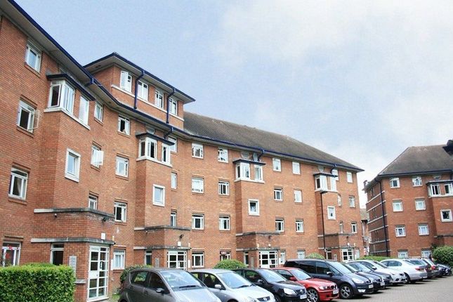 Thumbnail Flat for sale in Bourneside Crescent, Southgate