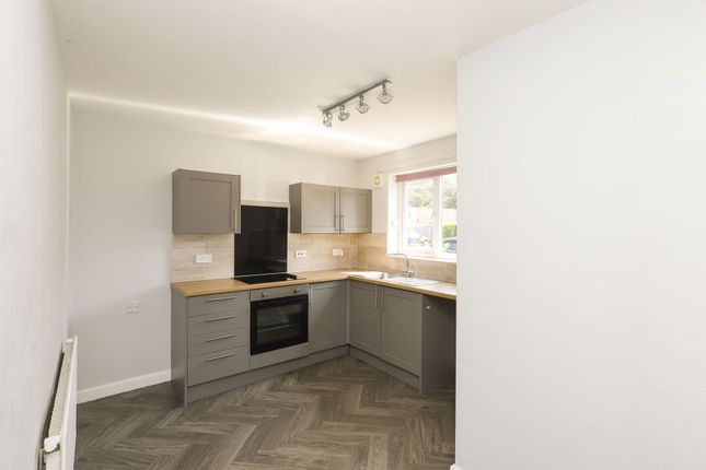 27 Broadoaks Close, Chesterfield photo 2
