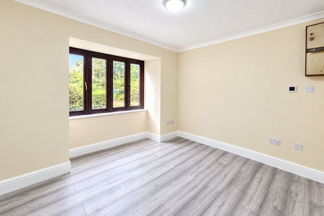 18, Tasker Close, Greater London photo 2