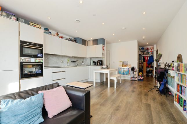 3 Buxton House, Oxhey Drive, Watford photo 4