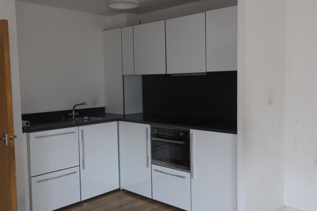 Flat to rent in High Road, Chadwell Heath, Romford