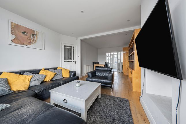 27, Oxford Gardens, Uxbridge photo 2