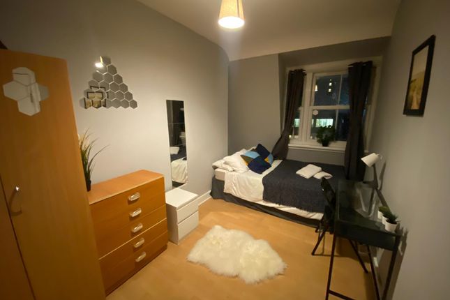 Room 4- £780 Available 02/12/2025