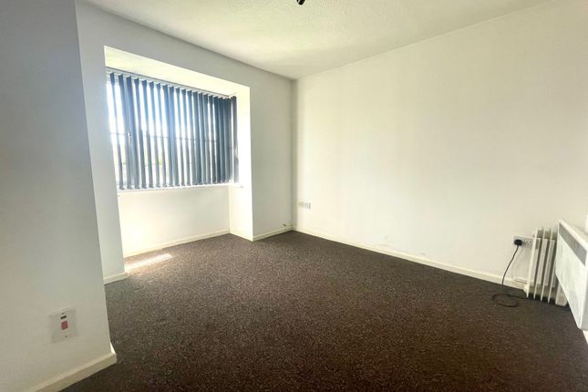 Flat to rent in The Beeches, Highfield South, Wirral