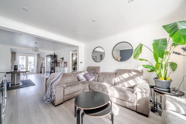23, Almond Way, Mitcham photo 2
