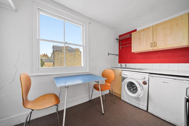 2 bed flat to rent in Brooke Road, London N16