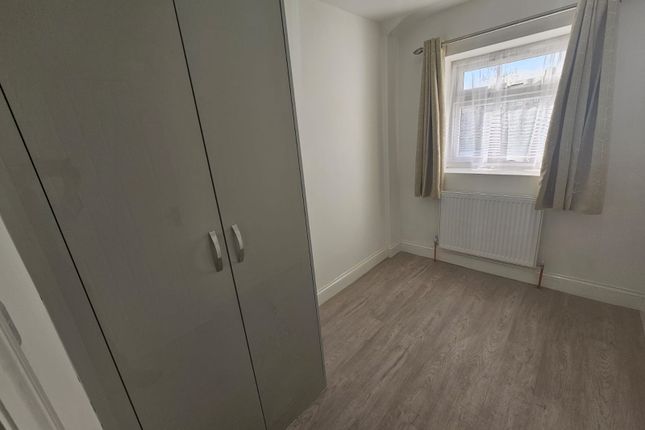 Flat to rent in Carlisle Gardens, Ilford