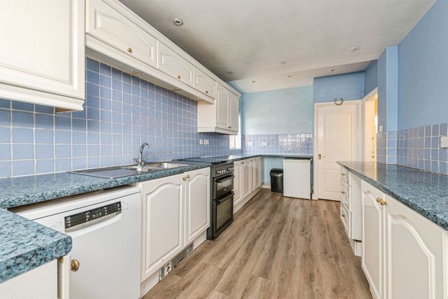10, Castle Mount, DEWSBURY photo 3