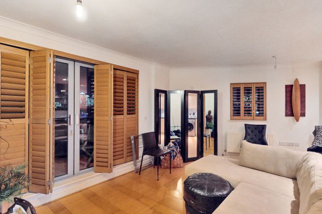 Flat for sale in Concorde Way, London