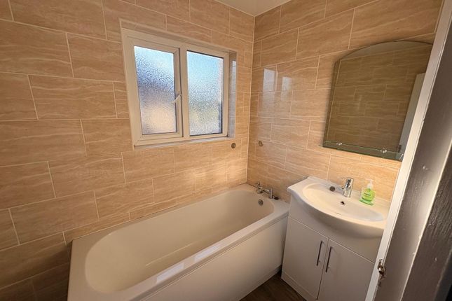 21, Ormonde Drive, BRADFORD photo 5